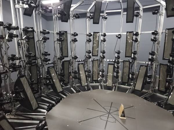 3D 스캔 스튜디오에서는 180여 대의 DSLR 카메라가 원형으로 배치돼 피사체를 360도 전 방향에서 동시에 촬영한다. / 천선우 기자