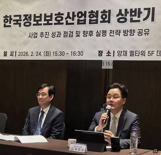 (왼쪽부터) 조영철 현(現) KISIA 회장(파이오링크 대표), 김진수 KISIA 신임 회장(코닉글로리 대표) / 정종길 기자