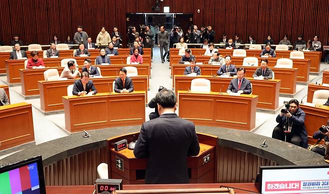국민의힘이 오늘(24일) 국회에서 의원총회를 하고 있다. (출처 : 뉴시스)