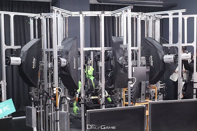 얼굴과 상체를 집중적으로 스캔하는 포토그래메트리 장비.