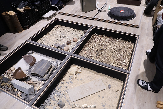 발소리와 오브젝트의 상호작용 시의 효과음을 녹음한 공간.