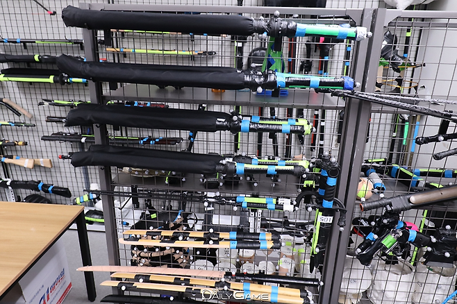 게임 속 무기와 낚시대 등을 재현한 소품들. 연기 중 발생하는 안전사고를 대비하기 위해 스펀지로 충격을 흡수하도록 조치됐다.