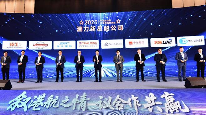 SM상선 맹재영 닝보 지점장(오른쪽 세 번째)이 최근 중국 저장성 사오싱에서 열린 닝보-저우산항 연례 항만 운송 교류회에서 지속 성장 잠재력 해운선사로 선정된 뒤 다른 선정사 관계자들과 기념촬영을 하고 있다.(사진=SM그룹 제공)