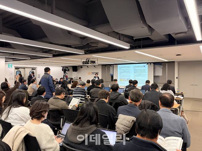 24일 서울관광플라자에서 개최된 ‘2026년 서울관광 사업설명회’에서 여행 업계 관계자들이 사업설명을 듣고 있다. (사진=이민하 기자)