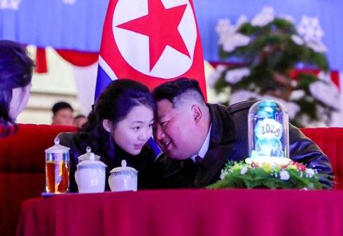 김정은 북한 국무위원장이 딸 주애에게 귓속말을 하고 있다. (사진=조선중앙TV 화면연합뉴스)