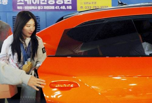 람보르기니를 타고 귀가하는 '람보르길리' 김길리. 사진=연합뉴스람보르기니 스포츠카를 타고 귀가하는 '람보르길리' 김길리. 사진=연합뉴스람보르기니 스포츠카를 타고 귀가하는 '람보르길리' 김길리. 사진=연합뉴스