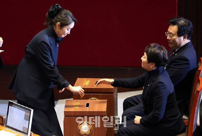 [이데일리 방인권 기자] '공천헌금' 의혹으로 구속영장이 청구된 강선우 무소속 의원이 24일 서울 여의도 국회에서 열린 제432회국회(임시회) 제8차 본회의에서 본인의 체포동의안에 투표를 하고 있다.