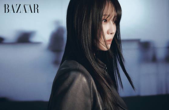 배우 이솜. 하퍼스 바자 코리아 제공.