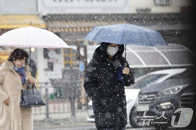 10일 오전 광주 상무지구에 눈이 내려 출근길 시민들이 조심스럽게 걷고 있다. 2026.2.10 ⓒ 뉴스1 김태성 기자