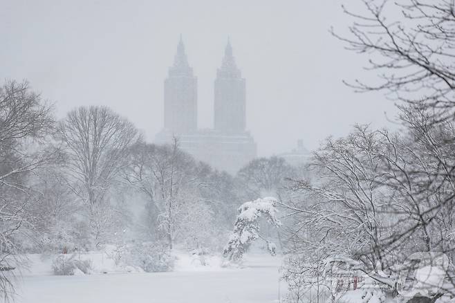 미국 북동부에 겨울 폭풍이 23일(현지시간) 강타했다. 사진은 눈이 쌓인 뉴욕의 센트럴 파크. 2026.2.23 ⓒ 로이터=뉴스1