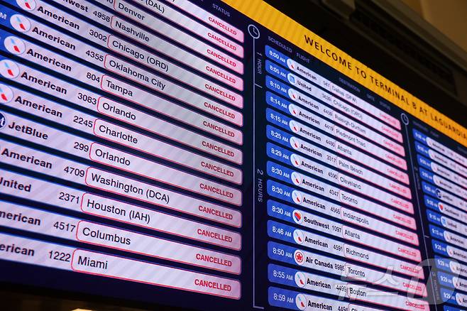 미국 뉴욕 라과디아 공항에서 23일(현지시간) 겨울 폭풍으로 취소된 항공편. 2026.2.23 ⓒ 로이터=뉴스1