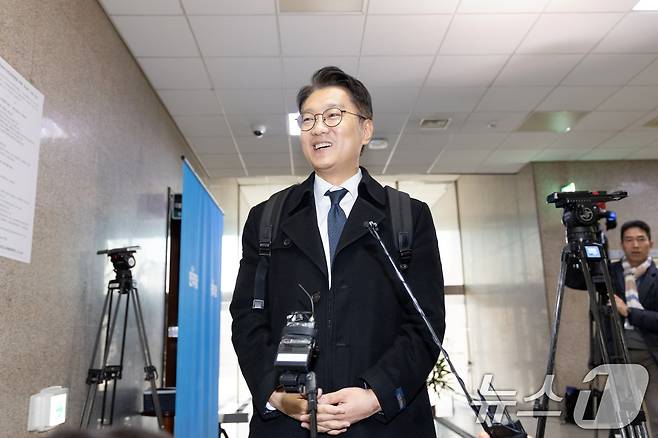 김남준 전 청와대 대변인이 24일 서울 여의도 국회에서 정청래 더불어민주당 대표와 면담을 마치고 취재진의 질문에 답하고 있다. 2026.2.24 ⓒ 뉴스1 이승배 기자