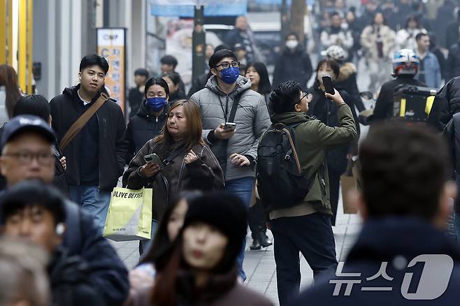 중국 춘절 연휴(15~23일)를 맞아 한국에 들어오는 중국인 관광객이 증가할 것으로 예상되는 가운데 14일 오후 서울시 중구 명동 거리가 외국인 관광객들로 붐비고 있다.  2026.2.14 ⓒ 뉴스1 박정호 기자