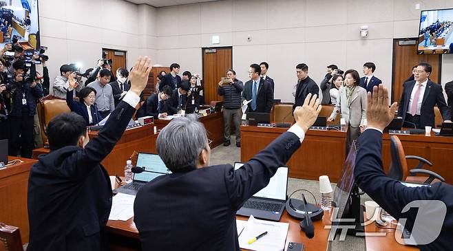 24일 서울 여의도 국회에서 열린 제432회국회(임시회) 법제사법위원회 제4차 전체회의에서 전남광주통합특별시 설치를 위한 특별법안(대안)에 대한 거수 표결이 진행되자 국민의힘 위원들이 항의하고 있다. 2026.2.24 ⓒ 뉴스1 이승배 기자