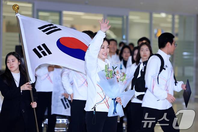 이수경 2026 밀라노-코르티나담페초 동계올림픽 대한민국 선수단장이 24일 인천국제공항 제2여객터미널을 통해 국가대표 선수단과 귀국하고 있다. 대한민국은 2026 밀라노·코르티나담페초 동계올림픽에서 총 10개의 메달(금 3, 은 4, 동 3)과 종합순위 13위를 기록했다 2026.2.24 ⓒ 뉴스1 이호윤 기자