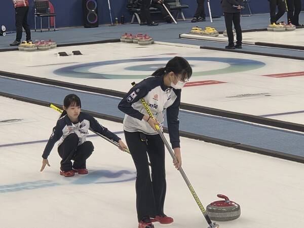 전북특별자치도교육청 컬링팀 경기[사진=전북특별자치도교육청 제공]