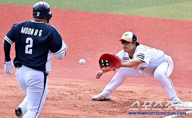 23일 일본 오키나와 가데나 구장에서 열린 야구 대표팀과 한화 이글스의 평가전. 1루수 강백호가 문보경을 땅볼 처리하고 있다. 오키나와(일본)=박재만 기자 pjm@sportschosun.com/2026.02.23/