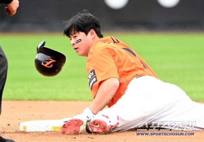 18일 대전한화생명볼파크에서 열린 삼성과 한화의 PO 1차전. 1회말 2사 1루 한화 노시환이 2루타를 치고 슬라이딩을 하고 있다. 대전=허상욱 기자wook@sportschosun.com/2025.10.18/