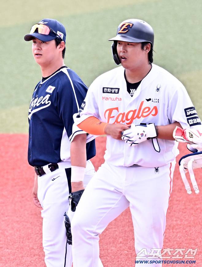 23일 일본 오키나와 가데나 구장에서 열린 야구 대표팀과 한화 이글스의 평가전. 대표팀 1루수 노시환이 한화 강백호가 출루하자 인사를 나누고 있다. 오키나와(일본)=박재만 기자 pjm@sportschosun.com/2026.02.23/