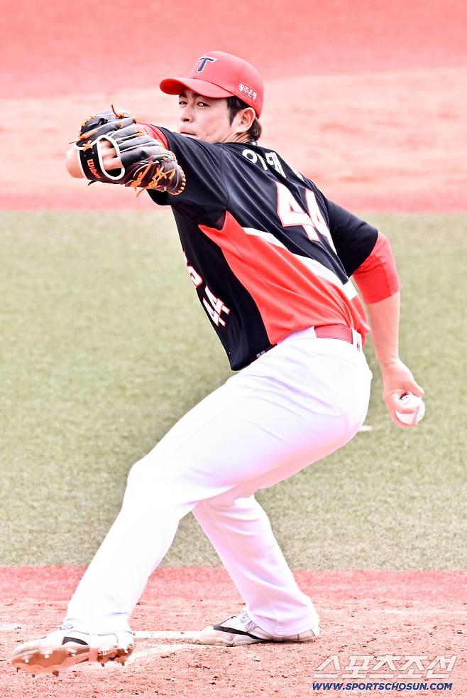 24일 일본 오키나와 가데나 구장에서 열린 야구 대표팀과 KIA 타이거즈의 평가전. 이태양이 역투하고 있다. 오키나와(일본)=박재만 기자 pjm@sportschosun.com/2026.02.24/