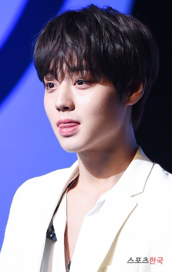 첫 솔로 미니앨범 'O'CLOCK'발매 기념 쇼케이스에 참석한 박지훈 ⓒ사진=스포츠한국 DB