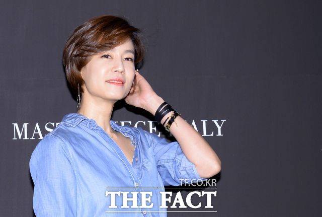 배우 김지호가 공공 도서관에서 대출한 책을 훼손한 것을 사과했다. /더팩트DB