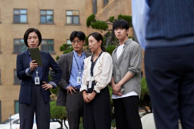 염혜란은 '매드 댄스 오피스'에 완전무결한 하루를 꿈꾸며 쉼 없이 살아가지만 인생이 삐끗해 버린 구청 과장 김국희를 연기한다. /㈜디스테이션