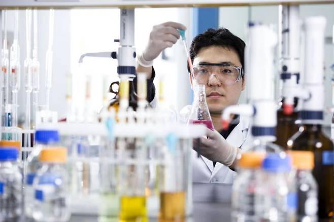 KGC인삼공사 R&D본부 연구원이 실험을 진행하고 있다. KGC인삼공사 제공.