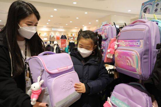 책가방을 고르고 있는 학생의 모습. 사진에 나온 제품은 기사 내용과 관계없음. 아시아경제 DB.