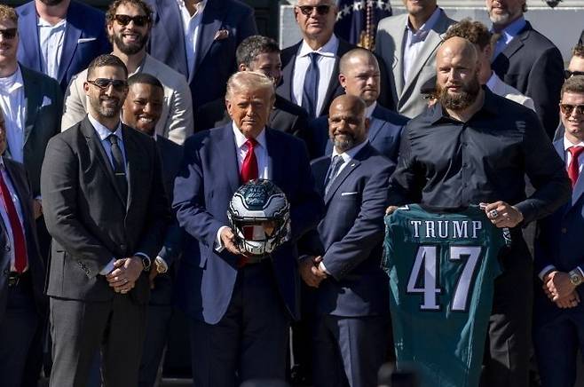지난해 4월 NFL 슈퍼볼 우승팀 필라델피아 이글스를 초청한 도널드 트럼프 미국 대통령. AP연합뉴스