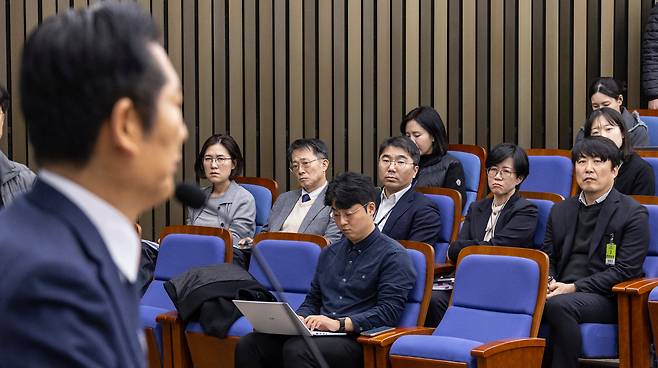 지난 5일 국회에서 열린 더불어민주당 정책 의원총회에서 정청래 대표가 발언하는 가운데, 국무조정실 검찰개혁추진단 관계자들이 공소청법·중수청 설치에 관한 정부 법안을 설명하기 위해 나와 있다. /연합뉴스
