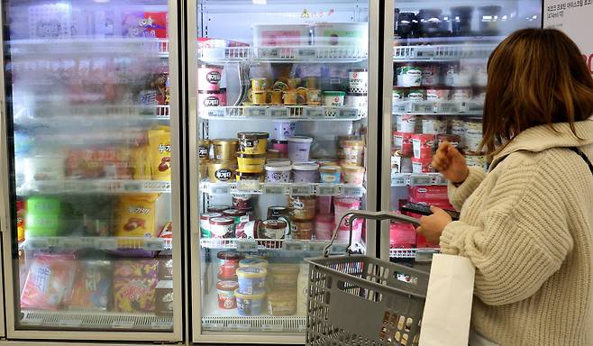 서울의 한 마트에서 시민이 진열된 아이스크림을 바라보고 있다. /뉴스1