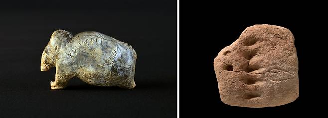 독일 보겔헤르트 동굴에서 발견된 약 4만 년 전의 매머드 조각상(왼쪽)과  기원전 3500년 수메르인의 점토판(오른쪽). 매머드 조각상에 새겨진 기호들의 체계는 복잡성과 정보 밀도에서 수메르인의 설형문자와 비슷한 패턴을 가진 것으로 확인됐다./독일 튀빙겐대, 베를린 국립박물관
