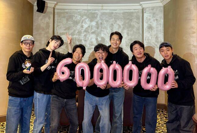 '왕과 사는 남자'의 장항준 감독과 출연진 등이 관객 600만 돌파 기념 사진을 찍고 있다./쇼박스 제공