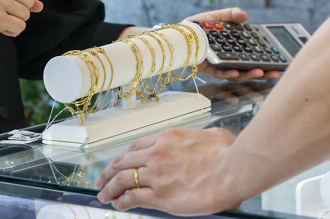 서울 종로구 한국금거래소 종로본점에진열돼 있는 금팔찌. 위 사진은 기사 내용과 직접적인 관련이 없음./뉴스1
