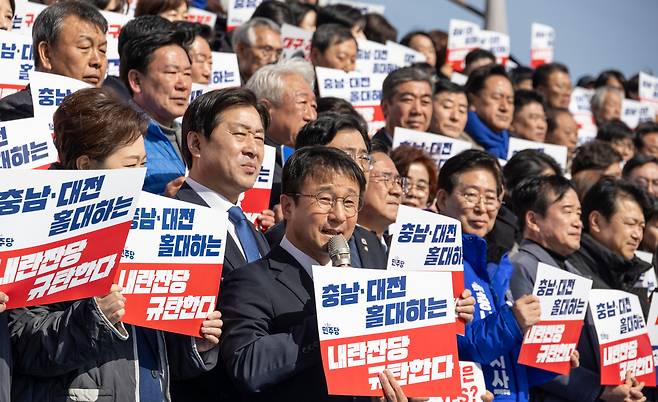 더불어민주당 한병도 원내대표가 23일 국회 본청 앞에서 민주당이 주최한 충남ㆍ대전 미래 말살 국민의힘 규탄대회에 참석해 발언하고 있다./연합뉴스