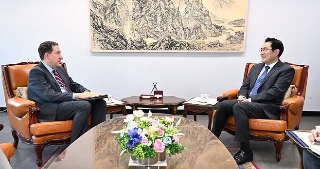 정연두 외교전략정보본부장이 19일 외교부에서 제임스 헬러 신임 주한미국대사대리를 접견하 있다. 2026.2.19/외교부 제공