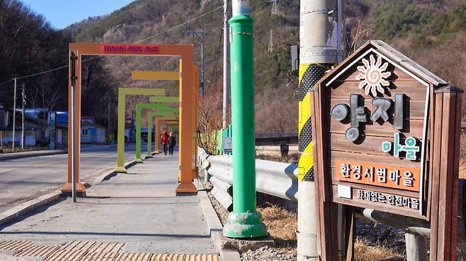 태백시가 하장성 일원에서 관광경관 개선사업을 추진해 비와야폭포 일대에 다양한 포토존과 경관시설이 조성됐다. 태백시 제공