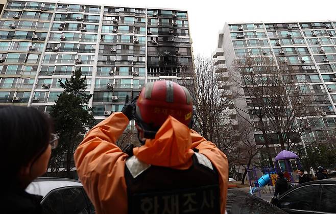 24일 서울 대치동 은마아파트 화재현장에서 소방재난본부 화재조사대원이 현장을 살펴보고 있다. 2026.02.24. [서울=뉴시스]