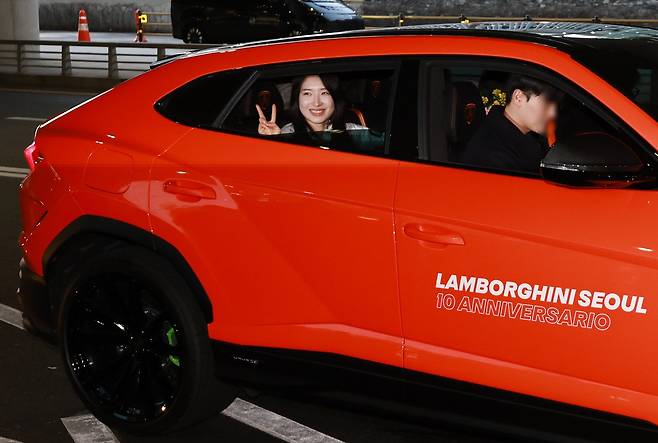 쇼트트랙 여자 1500m, 여자 3000m 계주 금메달로 2관왕을 차지한 김길리가 24일 인천국제공항을 통해 귀국해 람보르기니에 탑승하고 있다. 쇼트트랙 김길리의 별명은 ‘람보르길리’로 람보르기니의 슈퍼카처럼 빠른 스피드를 자랑하기 때문에 붙여진 별명이다. 2026.2.24 ⓒ 뉴스1