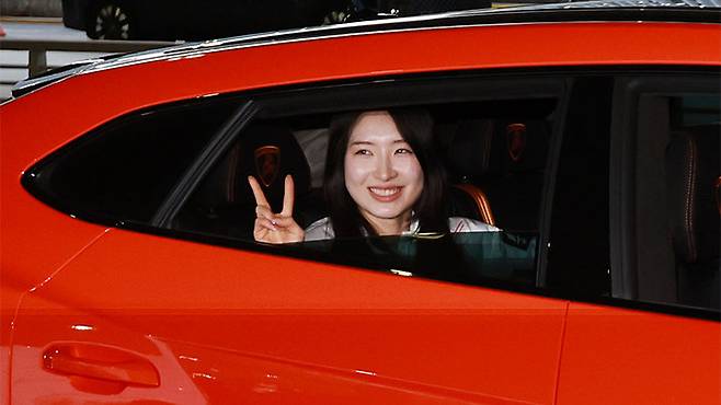 쇼트트랙 여자 1500m, 여자 3000m 계주 금메달로 2관왕을 차지한 김길리가 24일 인천국제공항을 통해 귀국해 람보르기니에 탑승하고 있다. 쇼트트랙 김길리의 별명은 ‘람보르길리’로 람보르기니의 슈퍼카처럼 빠른 스피드를 자랑하기 때문에 붙여진 별명이다. 2026.2.24 ⓒ 뉴스1