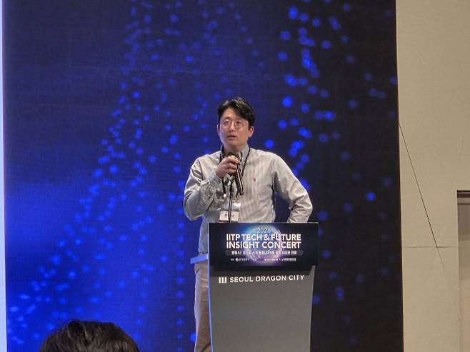 한남식 연세대 융합과학기술원 교수가 24일 서울 용산구 드래곤시티 한라홀에서 열린 '2026 IITP 테크&퓨처 인사이트 콘서트'에서 발표하고 있다. 이병구 기자 2bottle9@donga.com