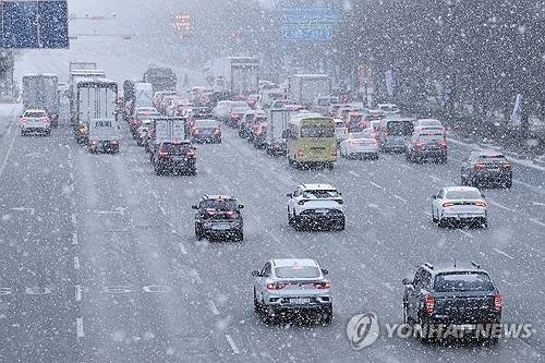 폭설 속 출근길 모습. [연합뉴스]