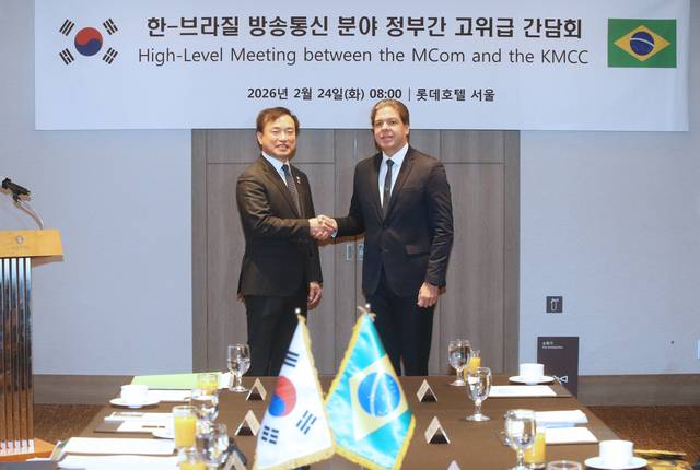 김종철(왼쪽) 방송미디어통신위원회 위원장과 프레데리쿠 지 시케이라 필류 브라질 통신부 장관이 24일 서울에서 ‘한-브라질 방송통신 분야 정부간 고위급 간담회’를 갖고 기념촬영 하고 있다. 방미통위 제공