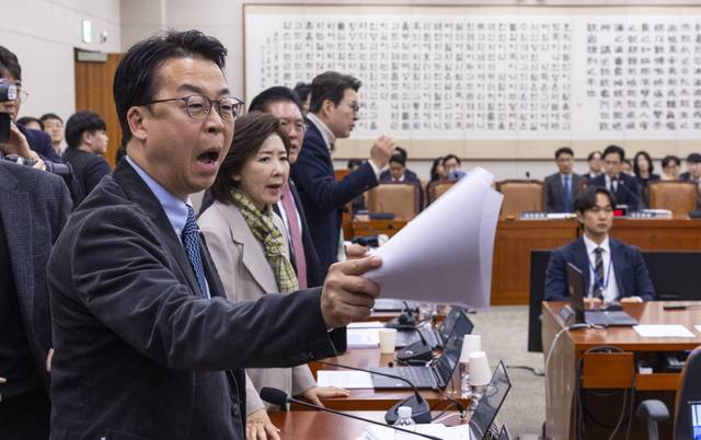 24일 국회에서 열린 법사위 전체 회의에서 ‘전남광주 통합법’을 여당 주도로 처리를 하려하자 곽규택 국민의힘 의원 등 법사위원들이 강하게 항의하고 있다. [연합뉴스]