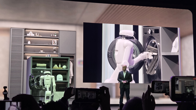 LG전자가 지난달 5일(현지시간) 미국 라스베이거스 만달레이베이 컨벤션센터에서 가진 'LG 월드 프리미어'에서 'LG 클로이드'가 세탁물을 세탁기에 넣고 있다. 장우진 기자