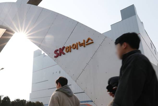 SK하이닉스가 D램과 낸드플래시 가격 급등에 힘입어 올해 연간 영업이익 158조원을 달성할 것으로 전망된다. 특히 1분기 D램 가격이 전 분기 대비 32%, 낸드는 35% 상승할 것으로 예상되며 일부 고객사는 70~80% 이상 가격이 올라도 감내하겠다는 의지를 내비칠 정도로 메모리 확보 수요가 강하다. 사진은 경기 이천시 SK하이닉스 본사의 모습. /사진=뉴스1