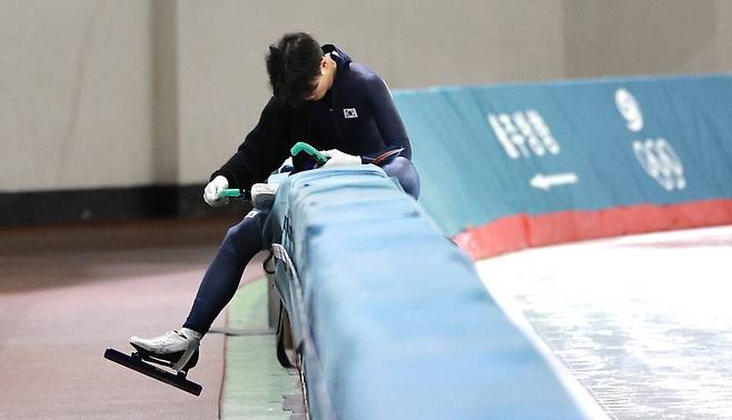 성준이가 지난 9일 오후 서울 노원구 태릉선수촌 실내 빙상장에서 연습을 마치고 밖으로 나오고 있다. 정용일 선임기자 yongil@hani.co.kr