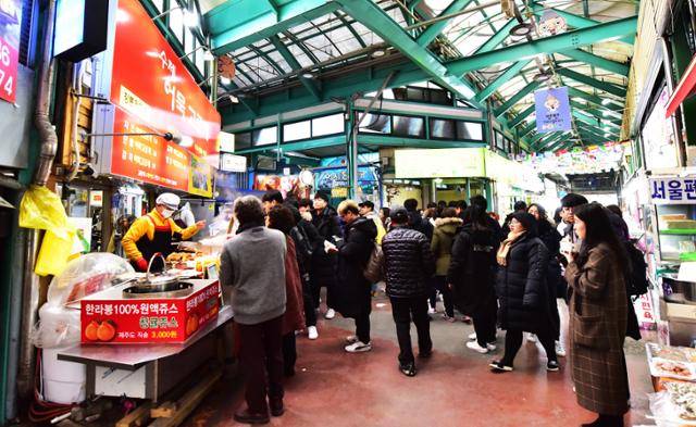 강릉 도심에 자리한 중앙·성남시장은 갖가지 먹을거리를 맛볼 수 있는 스트리트 푸드의 성지로 꼽힌다. 강원도 제공