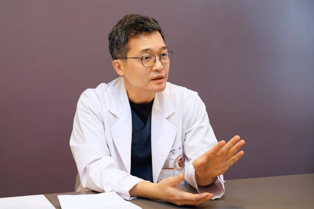 이달 11일 서울 성북구 고려대 안암병원에서 만난 박성수 난치성 위식도역류질환센터장(위장관외과 교수)이 위식도역류질환에 대해 설명하고 있다. 고려대 안암병원 제공